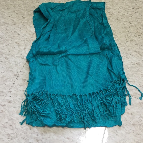 Long, teal scarf.