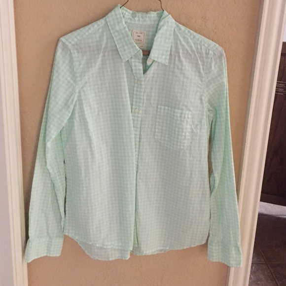 Super cute button up, fitted boyfriend top!