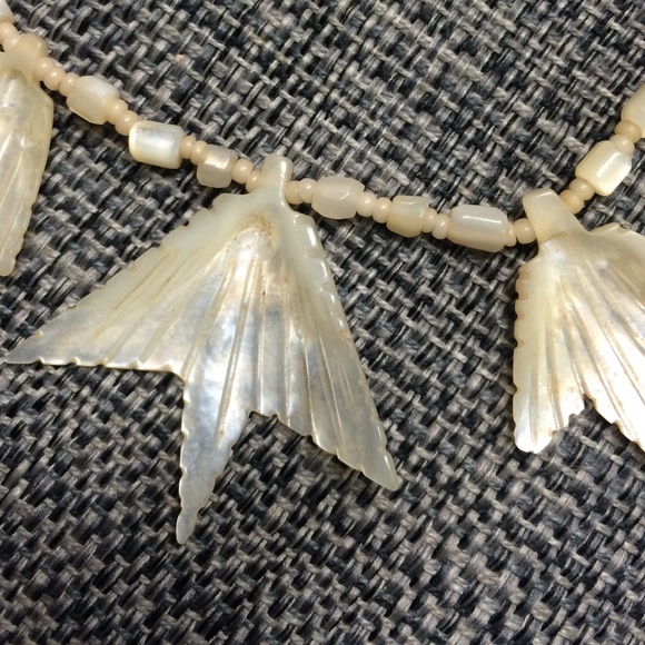 Vintage MOTHER OF PEARL DELICATE carved necklace - Picture 3 of 4