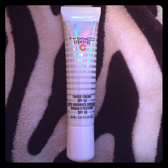 FINAL REDUCTION! MAC Lightful foundation