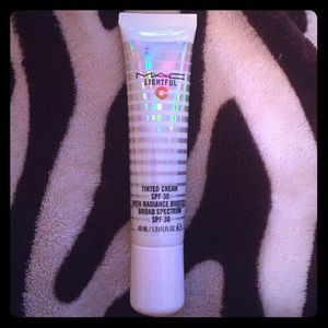 FINAL REDUCTION! MAC Lightful foundation