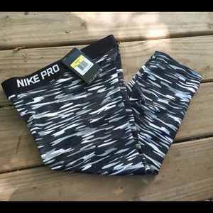NWT Nike PRO SMALL Compression capri pants