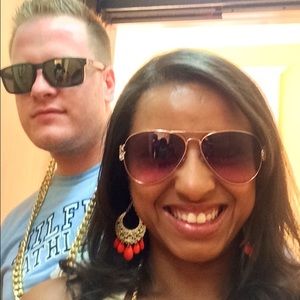 Meet your Posher, Thais