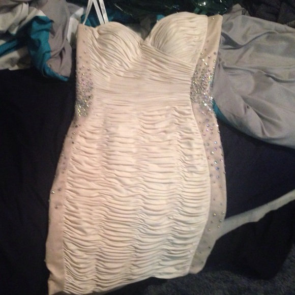 selling my hoco dress