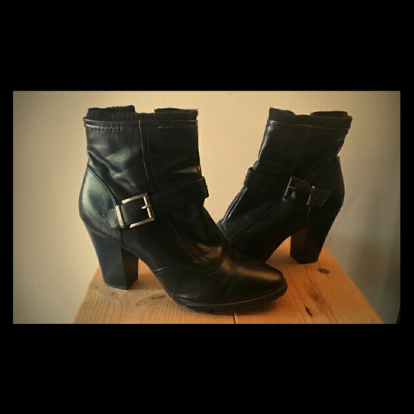 Fioni Chunky Heel Boots with Buckle