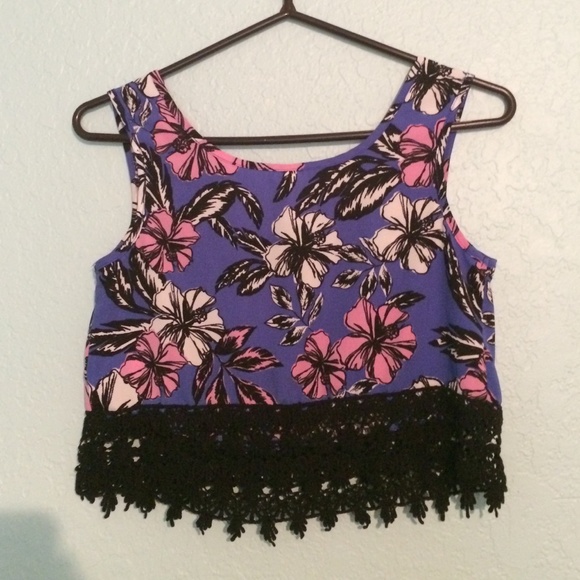 Beautiful crop top💋 - Picture 2 of 2