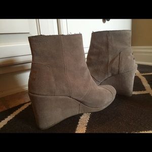 Toms desert wedge high booties