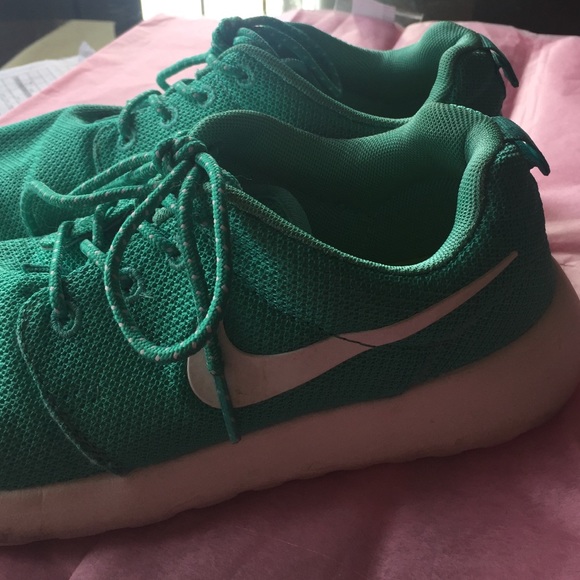 *** SOLD**** Nike Mint Roshes