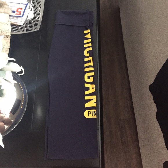 PINK Victoria's Secret Pants - PINK Michigan cropped yogas