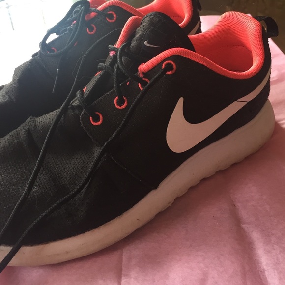 Nike Shoes - Black and Pink nike ROSHES