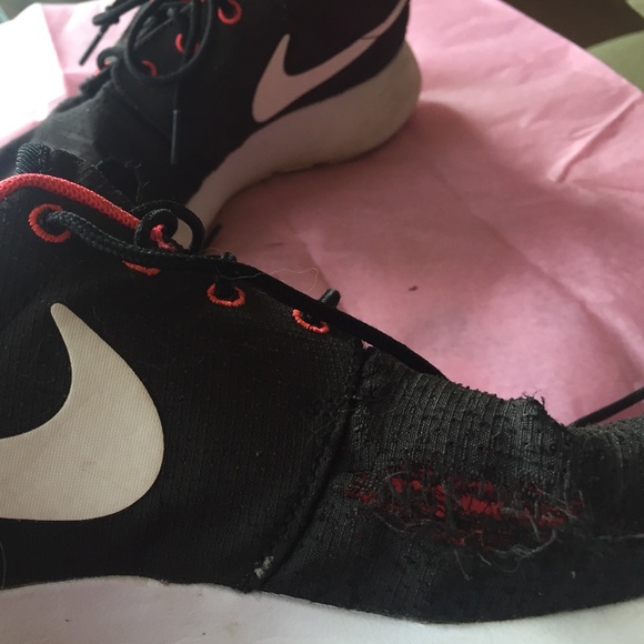 Black and Pink nike ROSHES - Picture 2 of 2