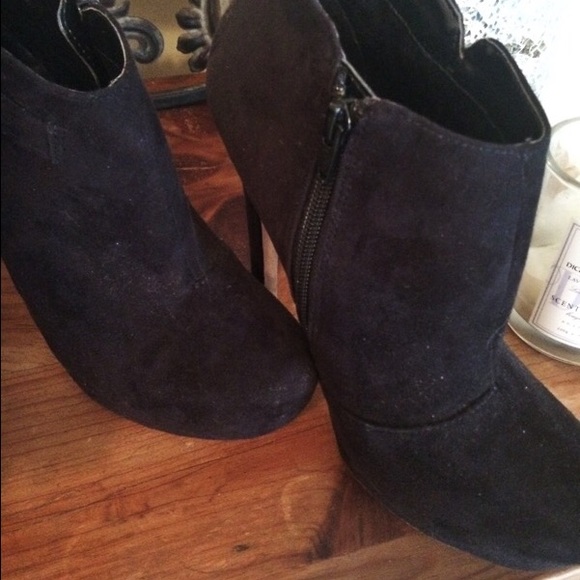 High heeled black suede booties - Picture 2 of 2