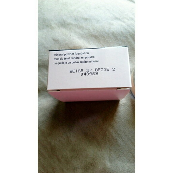 (Color Beige 2) Mineral Powder Foundation - Picture 2 of 2