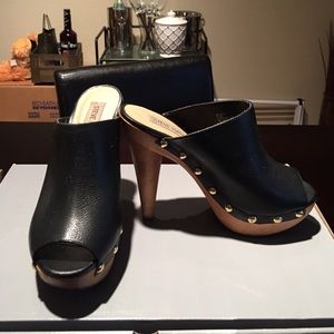 Steve Madden black leather clogs 3"