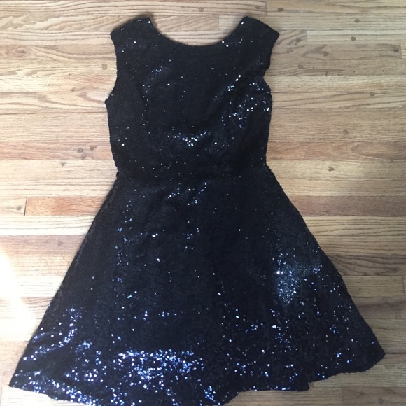 Black cap sleeve TOBI dress with v-neck back.