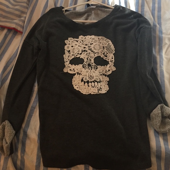 Sweatshirt with crochet skull