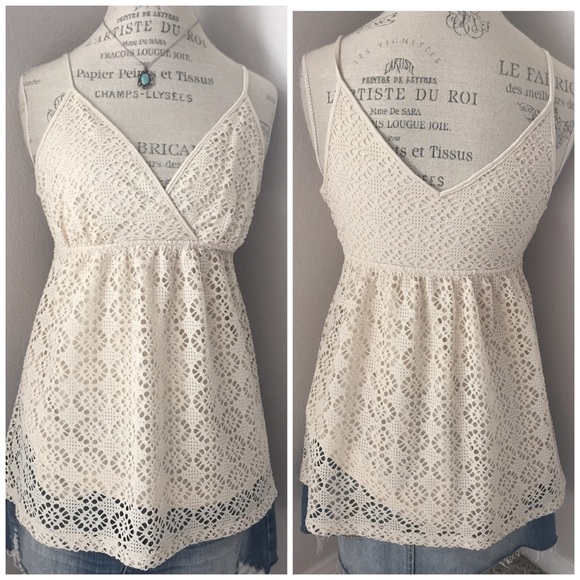 {Express} Eyelet Top - Picture 2 of 4