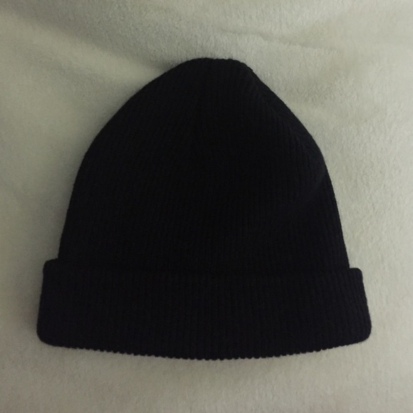 UO black beanie