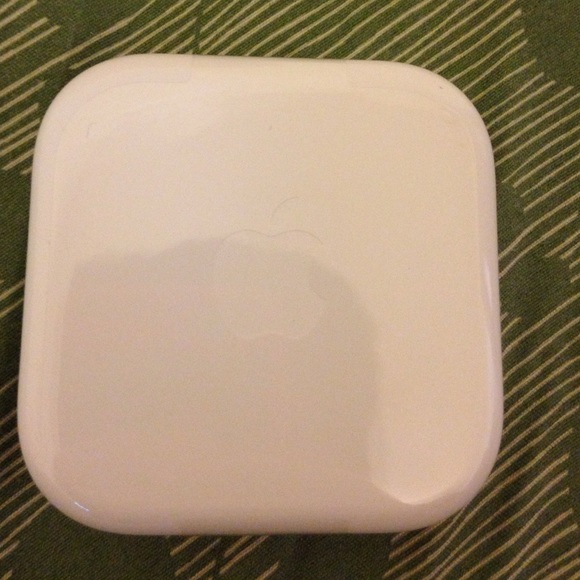 Apple earbuds - Picture 2 of 2