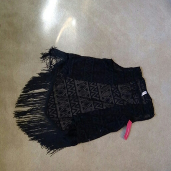 Cute sleeveless cardigan with fringe