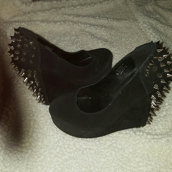 Black spiked wedges