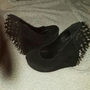 Black spiked wedges