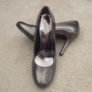 Nine West Metallic Heels - Size 6 LAST CHANCE SALE