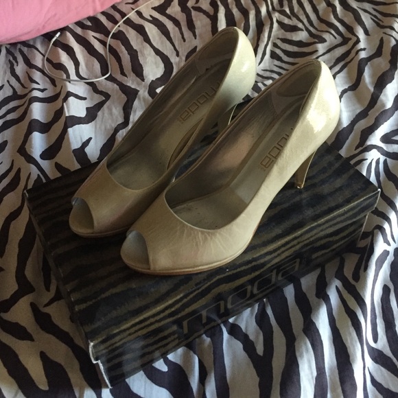 Pearl nude peep top Moda heels - 6.5
