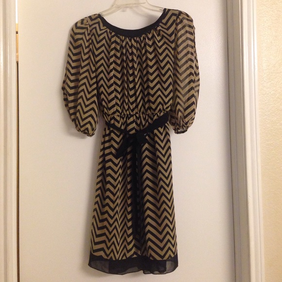 Chevron open sleeve dress
