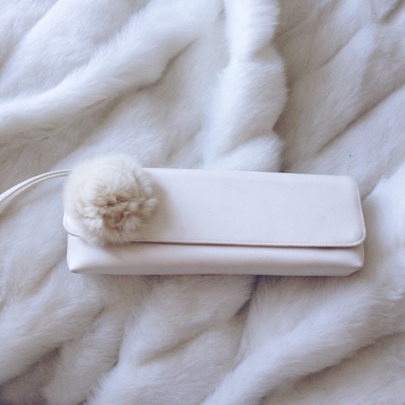 Handbags - ✨2x HOST PICK✨ ivory Fur clutch
