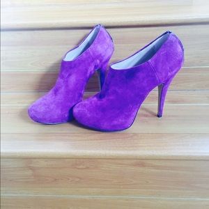 Vince Camuto booties in Mauve color