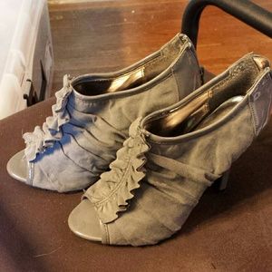 BRAND NEW gray ankle heels