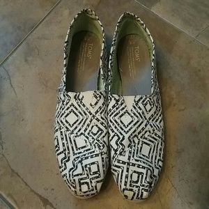 Toms classic white and black print