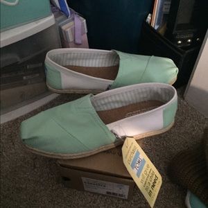 Never worn toms