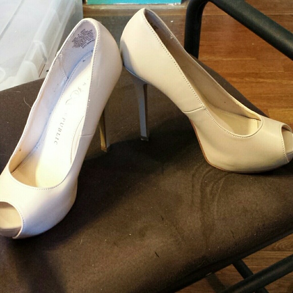 Tan heels - worn ONCE almost new - Picture 2 of 4