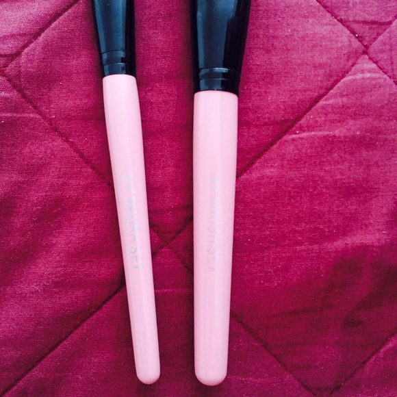 Pink makeup brushes - Picture 2 of 4
