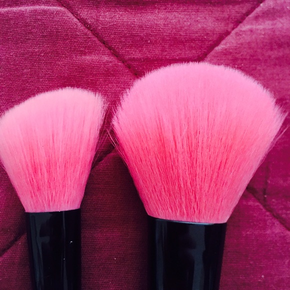 Pink makeup brushes - Picture 3 of 4
