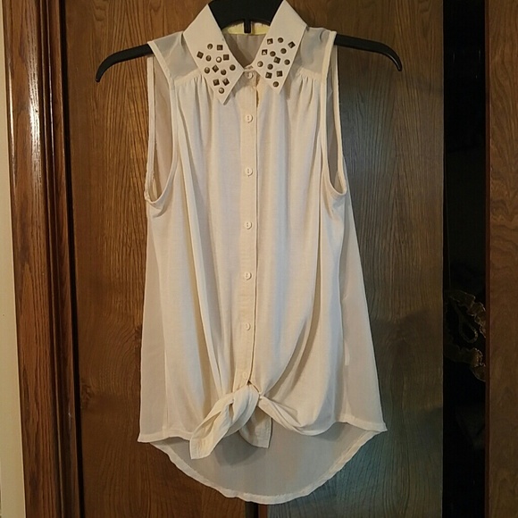 A rewind sleeveless sleeveless high collared shirt