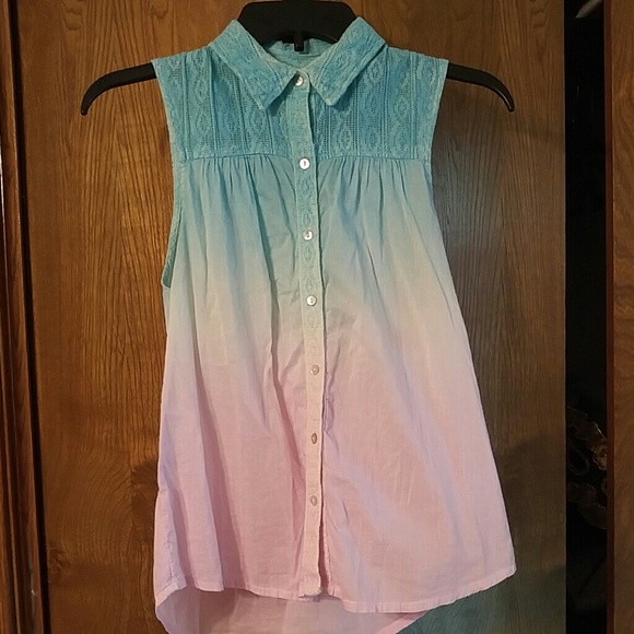 A Mudd sleeveless high-collared shirt