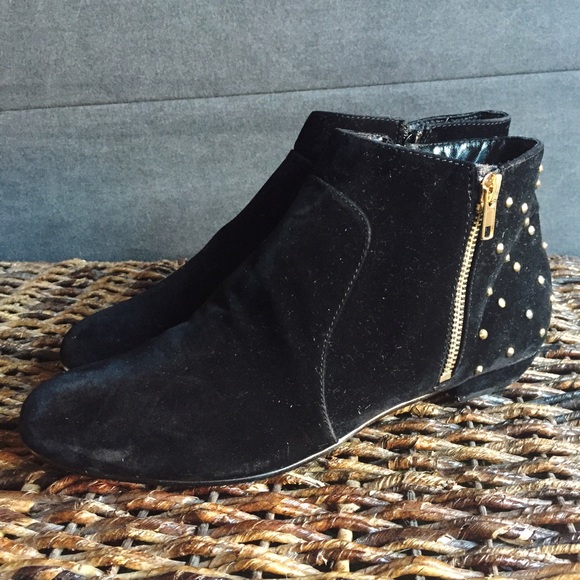 💔 SOLD 💔Studded Black Ankle Boots
