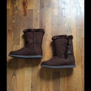 Fuzzy brown Cherokee boots