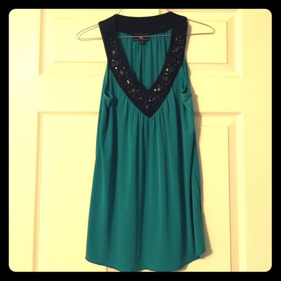 No sleeve fashion shirt!