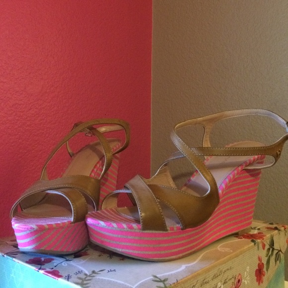 Tommy Hilfiger brown wedges.