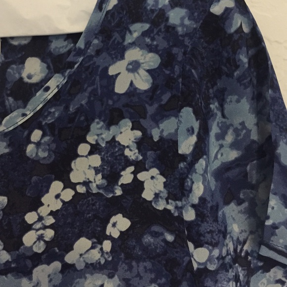Navy silk floral blouse size small - Picture 3 of 3