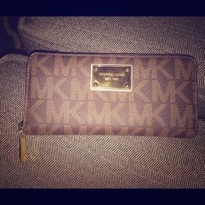 Micheal kors long wallet
