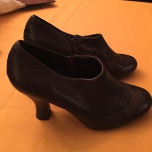 Me Too chocolate brown booties