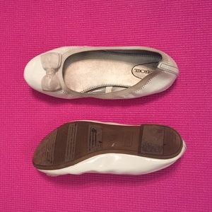 white bowed flats