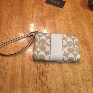 Coach wristlet 😍😍