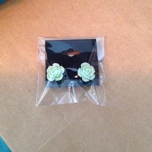 NWOT Mint Flower Stud Earrings