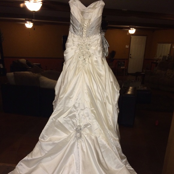 FLASH SALE 🎉BRAND NEW WEDDING DRESS - Picture 2 of 8